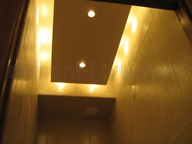 Комбинированное освещение точечными светильниками и внутренней подсветкой подвесного потолка из ГКЛ в туалете
