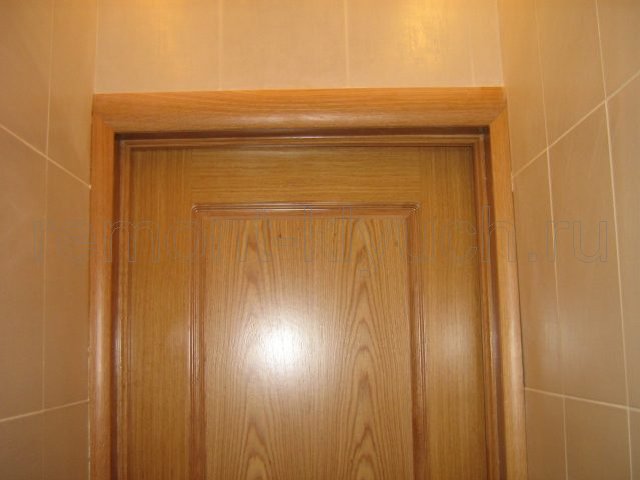 Установка дверного блока в туалете с дверью, доборами, наличниками
