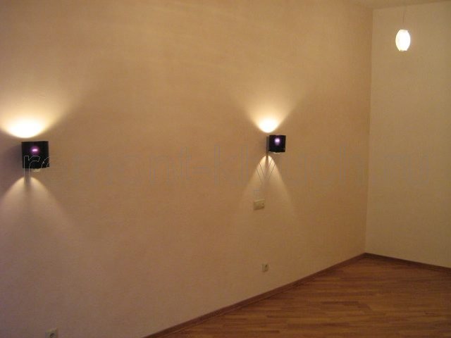 Освещение настенными светильниками готовой стены комнаты