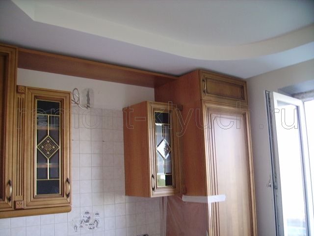 ремонт квартиры Москва Ленинский пр-т - облицовка стены кухни керамической плиткой-фартук, установка кухонной мебели