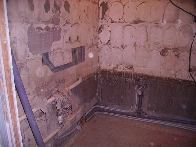 Сбивка старой облицовки стен керамическими плитками, штробление борозд в стене и прокладывание труб и проводов