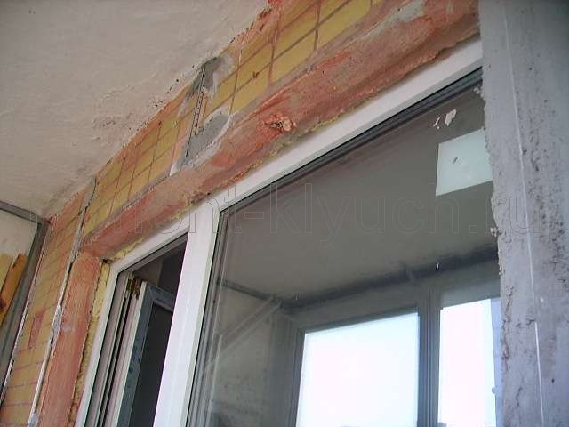 Монтаж нового пластикого окна, сбивка старой облицовочной керамической плитки со стен балкона