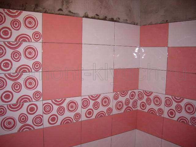 Облицовка стен санузла керамическими плитками двух тонов и декором