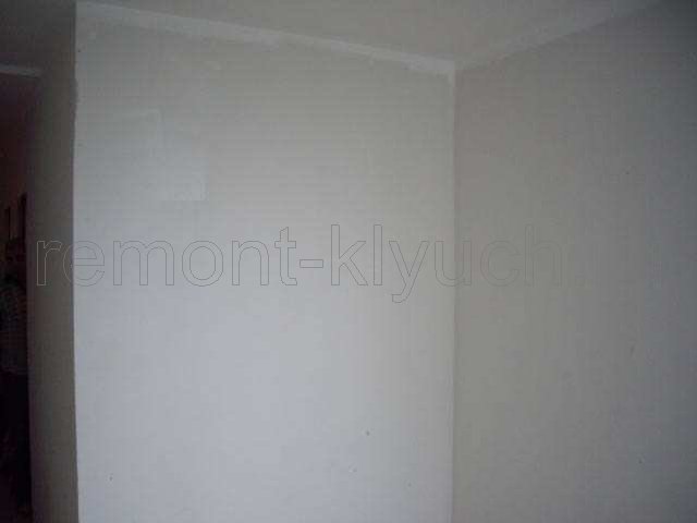 Отштукатуренные стены комнаты гипсовыми составами, окраска потолка в/д матовой краской