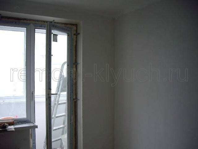 Отштукатуренные стены комнаты и откосы окна гипсовыми составами, окраска потолка в/д матовой краской