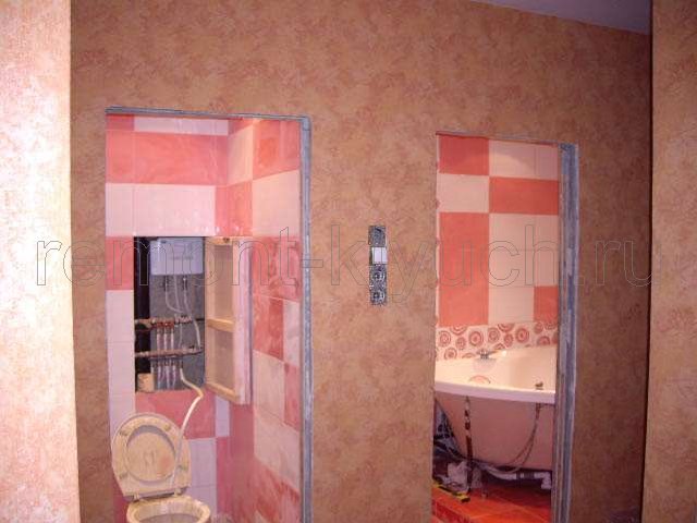 Оклеивание стен в коридоре виниловыми обоями, вид на ванную и туалетную комнаты