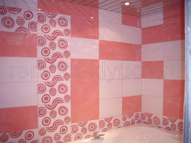 Готовое устройство декоративного бордюра и вид облицовки стен ванной комнаты из керамических плиток