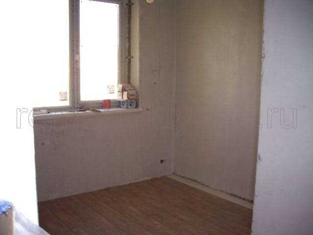 Штукатурка стен комнаты и откосов окна по маякам, устройство напольного покрытия из линолеума