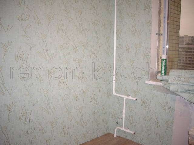 Оклеивание стен комнаты виниловыми обоями, устройство напольного покрытия - линолеум, окраска труб отопления