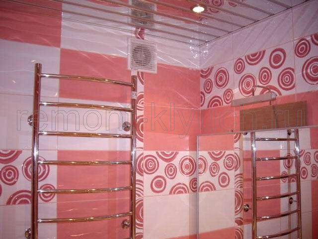 Облицовка стен ванной комнаты керамическми плитками с декором, установка вентилятора, полотенцесушителя