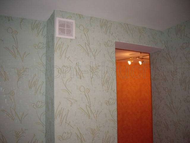 Оклеивание стен комнаты виниловыми обоями с рисунком, установка вентилятора