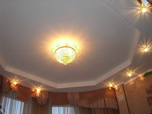 Завершенный вид после ремонта подвемного потолка из ГКЛ с точечными хрустальными светильниками и люстрой в зале