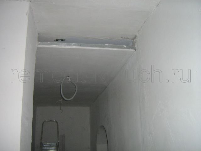 Устройство подвесного потолка, протягивание провода для светильника, выравнивание и штукатурка стен коридора, подвесного потолка гипсовыми смесями по маячковым направляющим