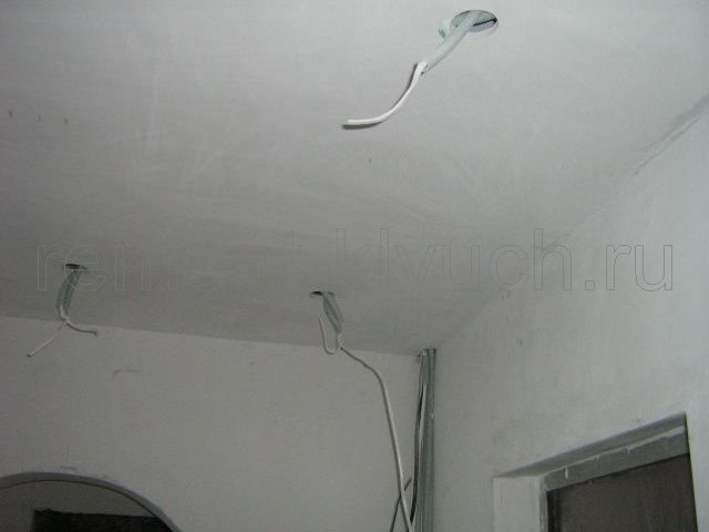 Выравнивание и штукатурка стен, подвесного потолка гипсовыми смесями по маячковым направляющим, устройство подвесного потолка в 1 уровень, высврливание отверстий для точечных светильников, протягивание прводов для установки светильников