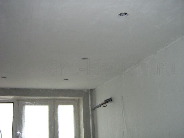 Шпатлёвка по штукатурке гипсовыми смесями стен комнаты и подвесного потолка, протягивание электропроводов