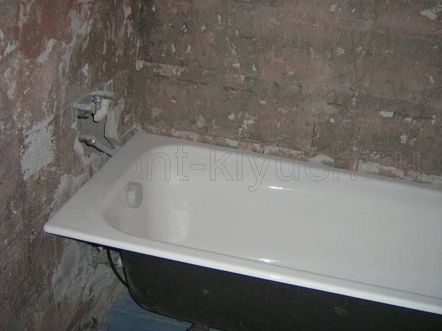 Демонтаж старой керамической плитки и штукатурки в санузле, установка новой ванны, труб водопровода и канализации