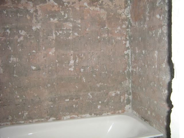 Демонтаж старой керамической плитки и штукатурки в санузле, установка новой ванны