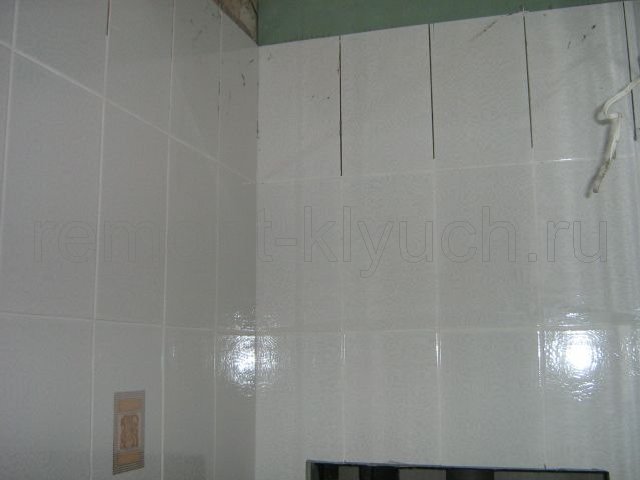 Облицовка стен санузла и сантехнического короба керамическими плитками стандартного размера с декором и затиркой швов