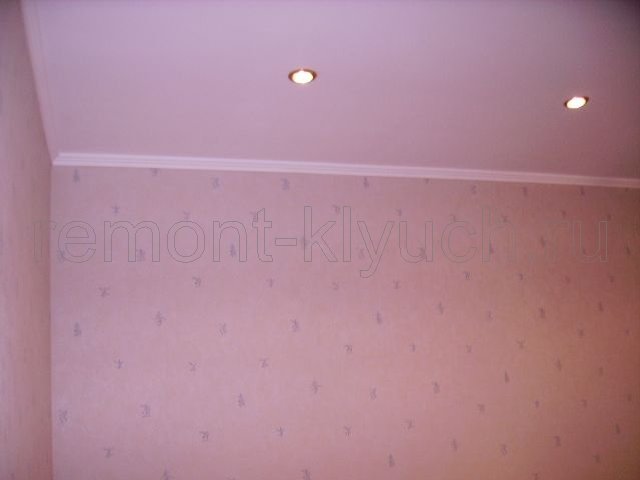 Оклеивание стен комнаты виниловыми обоями с рисунком, окраска в/д краской подвесного потолка из гипсокартона и потолочного плинтуса, установка точечных светильников в подвесном потолке