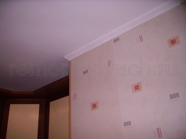 Оклеивание стен виниловыми обоями, окраска в/д краской подвесного потолка из гипсокартона и потолочного плинтуса, установка встроенного шкафа