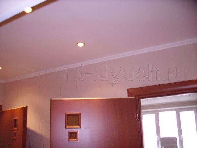 Устройство подвесного потолка в коридоре с встроенными светильниками, установка потолочного плинтуса, монтаж дверных блоков с фурнитурой