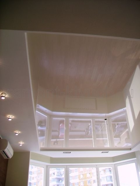 Завершенный вид после ремонта подвесного потолкка с точечными светильникми в гостинной