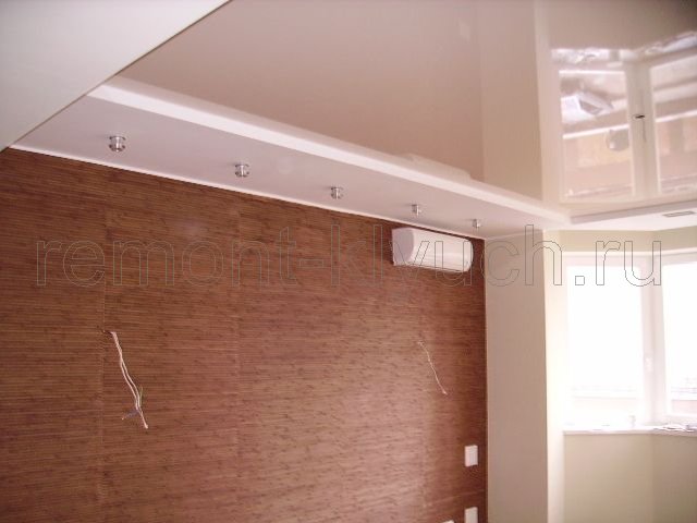 Готовый подвесной потолок со светильниками, оклеивание стен гостинной обоями, установка кондиционера, вывод проводов для настенных светильников