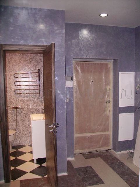Установка электрощита и автоматов в коридоре, розеток, выключателей, вид на санузел с утсановленным полотенцесушителем