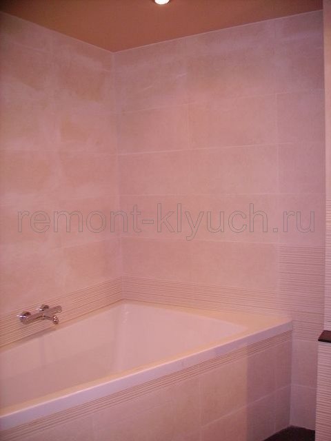 Облицовка стен и экрана ванны керамической плиткой с затиркой швов в санузле