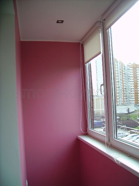 Установка подоконника на окно лоджии, окраска стен в/д краской, установка рулонных штор
