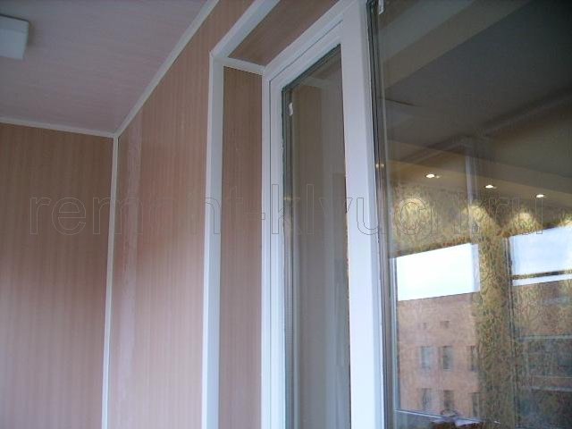 Облицовк стен, откосов окна лоджии пластиковыми панелями, установка пластиковых уголков, потолочного плинтуса