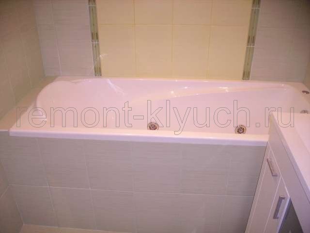 Установка ванны, устройство экрана ванны из пеноблоков, облицованного керамическими плитками стандартного размера с затиркой швов