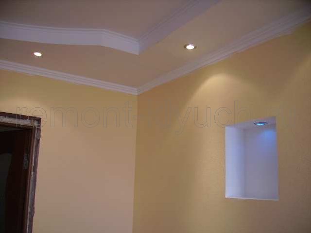 Окрашенные стены комнаты вододисперсионной краской с колором, установка потолочного плинтуса