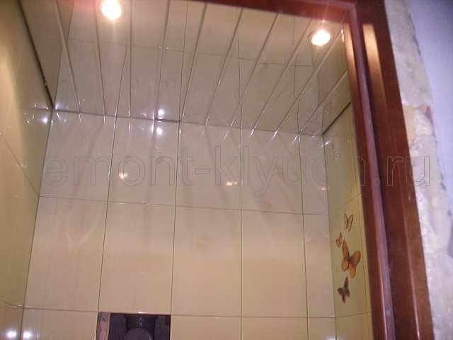 Окрашенные стены комнаты вододисперсионной краской с колором, окаска откосов окна, установка потолочного плинтуса