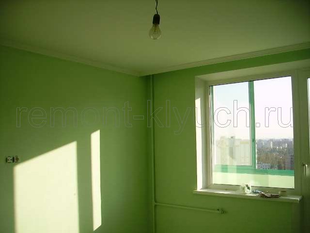 Вид на окрашенные стены комнаты и дверного проема в/д краской с колором