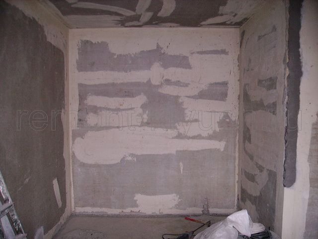 Полностью произведены демонтажные работы: снятие старых обоев, штукатурки со стен, напольного покрытия, плинтуса