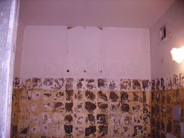 Сбивка старой керамической плитки со стен, снятие старой краски, побелки