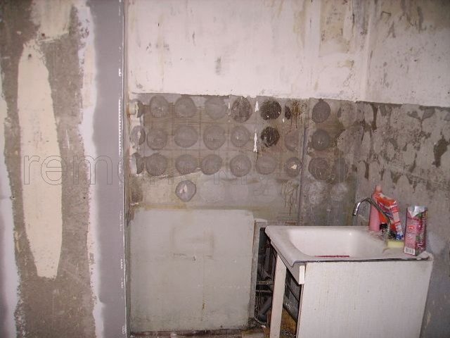 Сбивка старой керамической плитки со стен кухни, снятие старой краски, побелки, демонтаж раковины, смесителя, труб канализации и водопровода