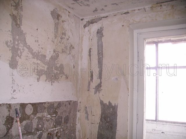 Сбивка старой керамической плитки со стен кухни, снятие старой краски, побелки, обоев