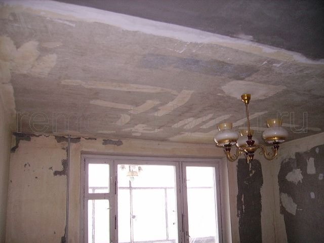 Снятие старых обоев со стен, демонтаж электропроводки, монтаж нового окна, вырвнивание стен и потолка гипсовыми смесям