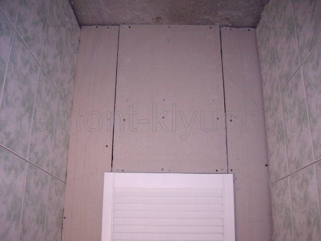 Устройство сантехнического короба из ГКЛ в туалетной комнате с установленной жалюзийной дверцей, облицовка стен и короба керамическими плитками с затиркой швов