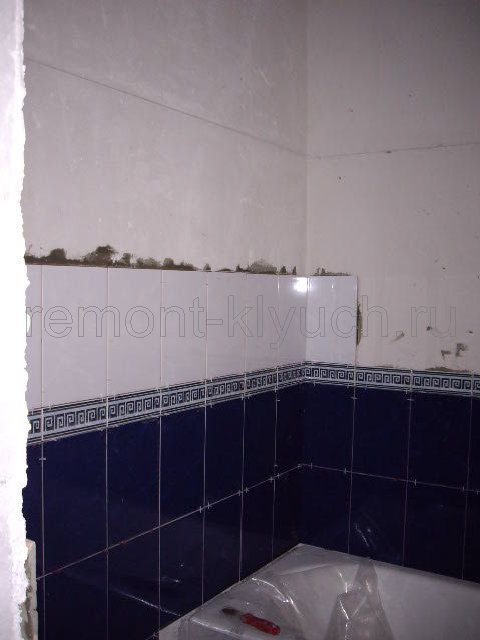 Облицовка стен ванной комнаты керамическими плитками стандартного размера с затиркой швов и устройством бордюра