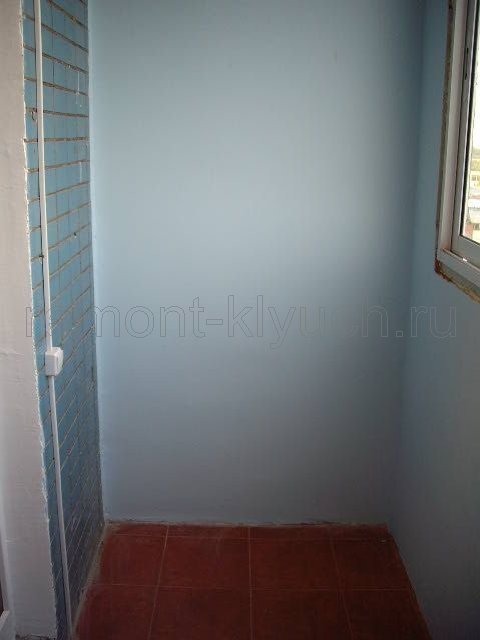 Окраска стен в/д краской с колором на балконе, устройство пола из керамических плиок с затиркой швов