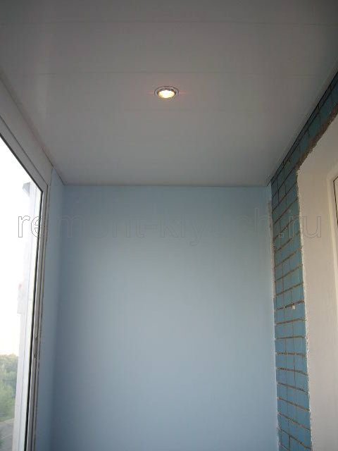 Окраска отштукатуренных стен в/д краской с колором на балконе, монтаж балконного окна, устройство подвесного потолка из ГКЛ с встроенными светильниками