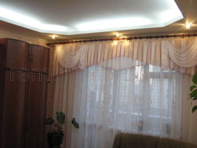 Готовый вид подвесного потолка из ГКЛ с внутренней подсветкой ниши и точечными светильниками, установка карниза для штор и навеска штор