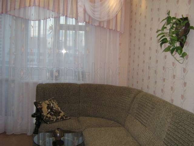 Готовый вид комнаты с оклеянными стенами виниловыми обоями с рисунком, навеска штор, установка мягкой мебели