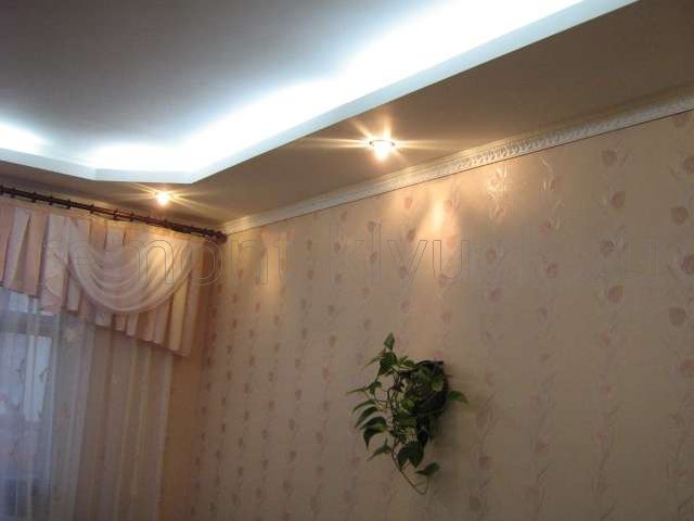 Вид подвесного потолка из ГКЛ с внутренней подсветкой ниши и точечными светильниками, установка потолочного плинтуса, карниза для штор и навеска штор