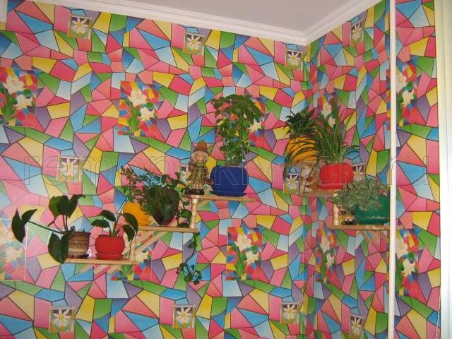 Окраска в/д краской трубы отопления, оклеивание стен кухни виниловыми обоями с абстрактным рисунком, навеска разноуровневых полочек для цветов