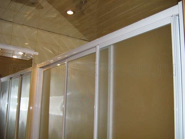 Монтаж устройства подвесного реечного потолка с встроенными светильниками, установка пластиковых раздвижных шторок для ванны