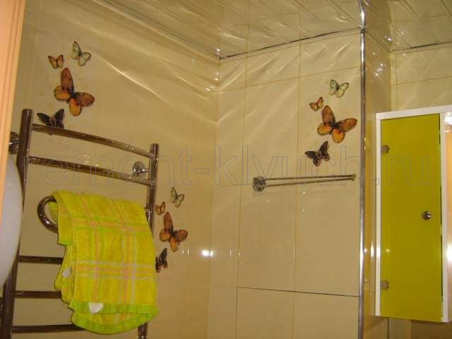 Облицовка стен санузла керамическими плитками с декором, установка полотенцесушителя, сантехнических аксессуаров